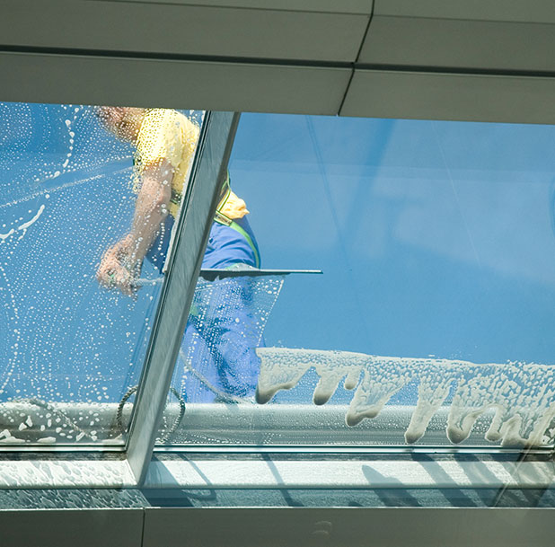 worker window cleaner